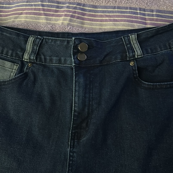 Women Bermuda shorts NWOT - Picture 3 of 7